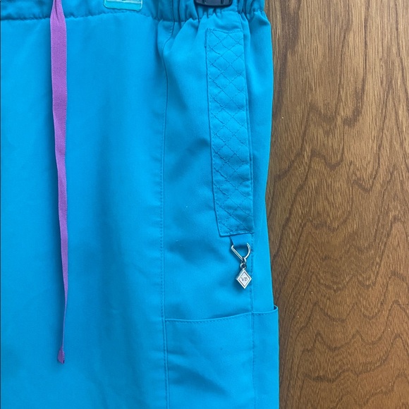 Women’s Vera Bradley Teal Scrub pants - Picture 2 of 7